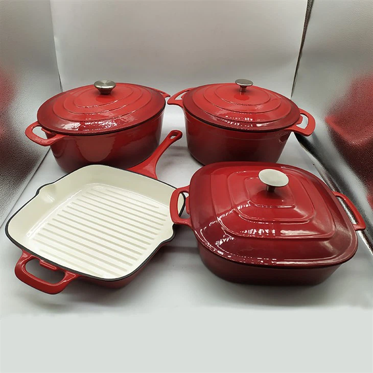 Batterie de cuisine en fonte rouge
