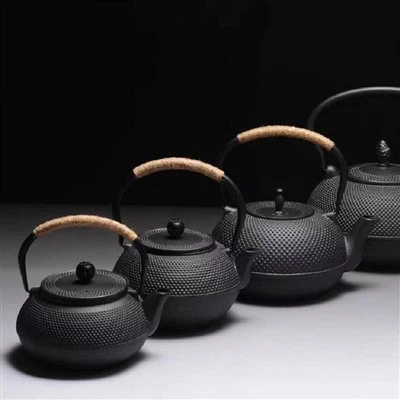 Théière en métal en fonte