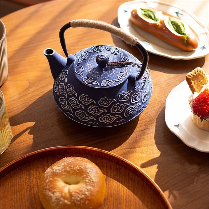 cast-iron-teapot9340dc0e-495d-4470-9881-306647ff0215 cast-iron-teapot9340dc0e-495d-4470-9881-306647ff0215